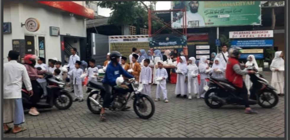 Tebar Berkah Ramadan, MIM 18 Sumberrejo Bagi Takjil di SPBU Muhammadiyah (2)