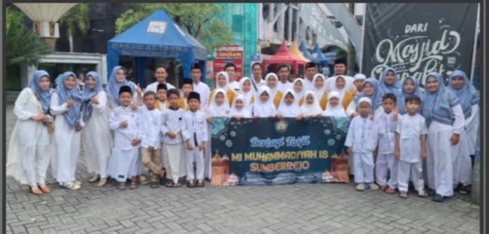Tebar Berkah Ramadan, MIM 18 Sumberrejo Bagi Takjil di SPBU Muhammadiyah