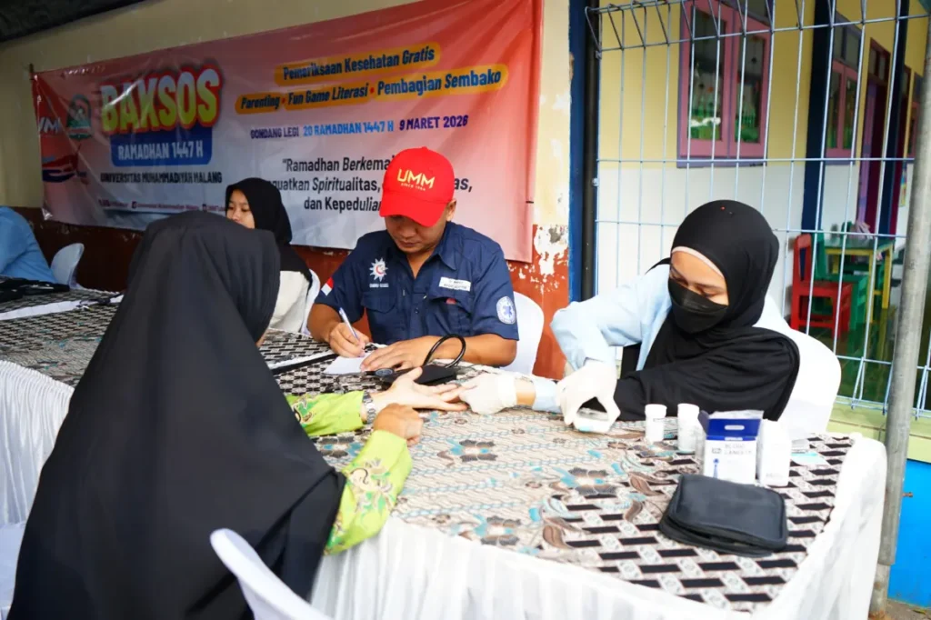 UMM Gelar Bakti Sosial Ramadan di Masjid Al-Khairat Sepanjang