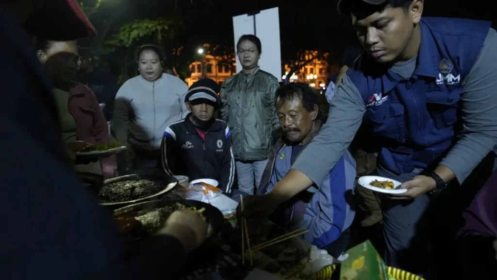 UMM dan Komunitas MURID Gelar Sahur On The Road untuk Tunawisma di Kota Malang