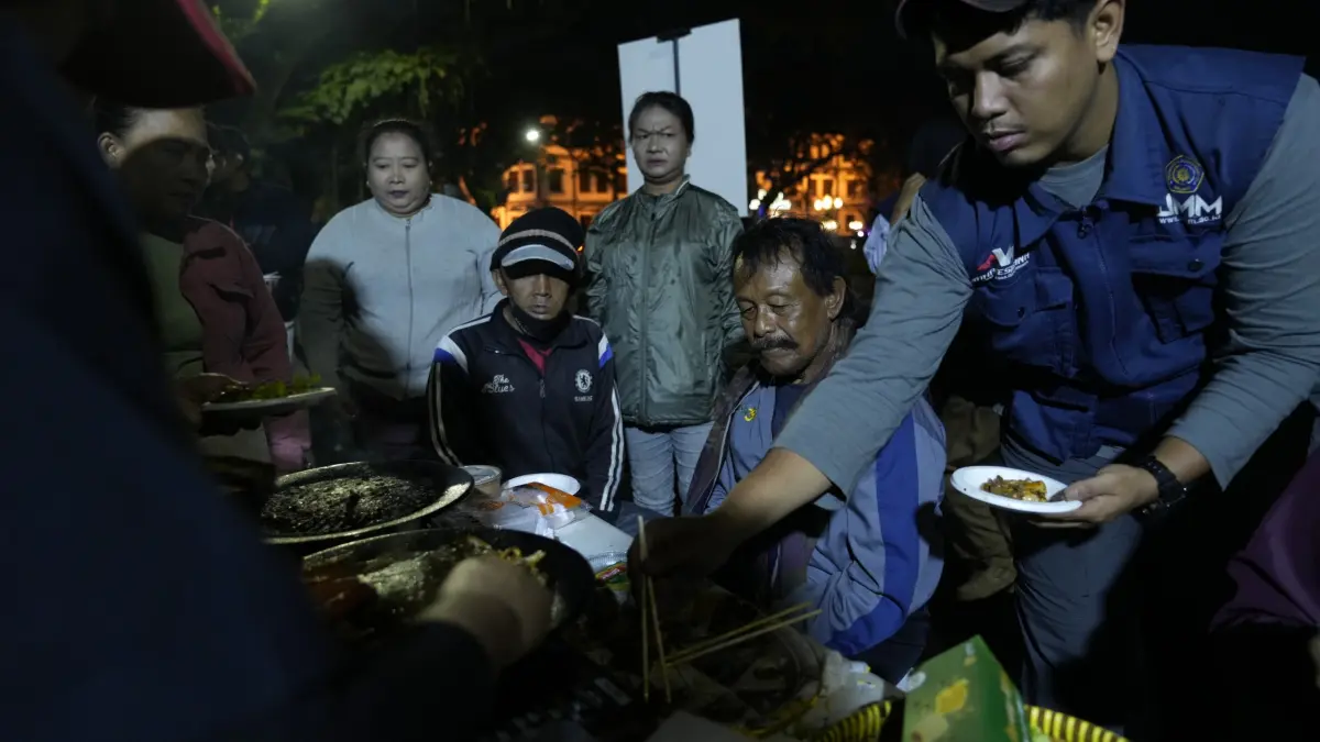 UMM dan Komunitas MURID Gelar Sahur On The Road untuk Tunawisma di Kota Malang