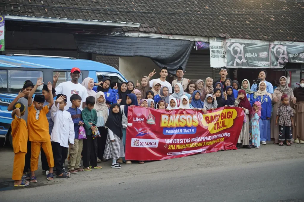Unik! Mahasiswa Asing UMM Bagikan Takjil Buah di Gresik