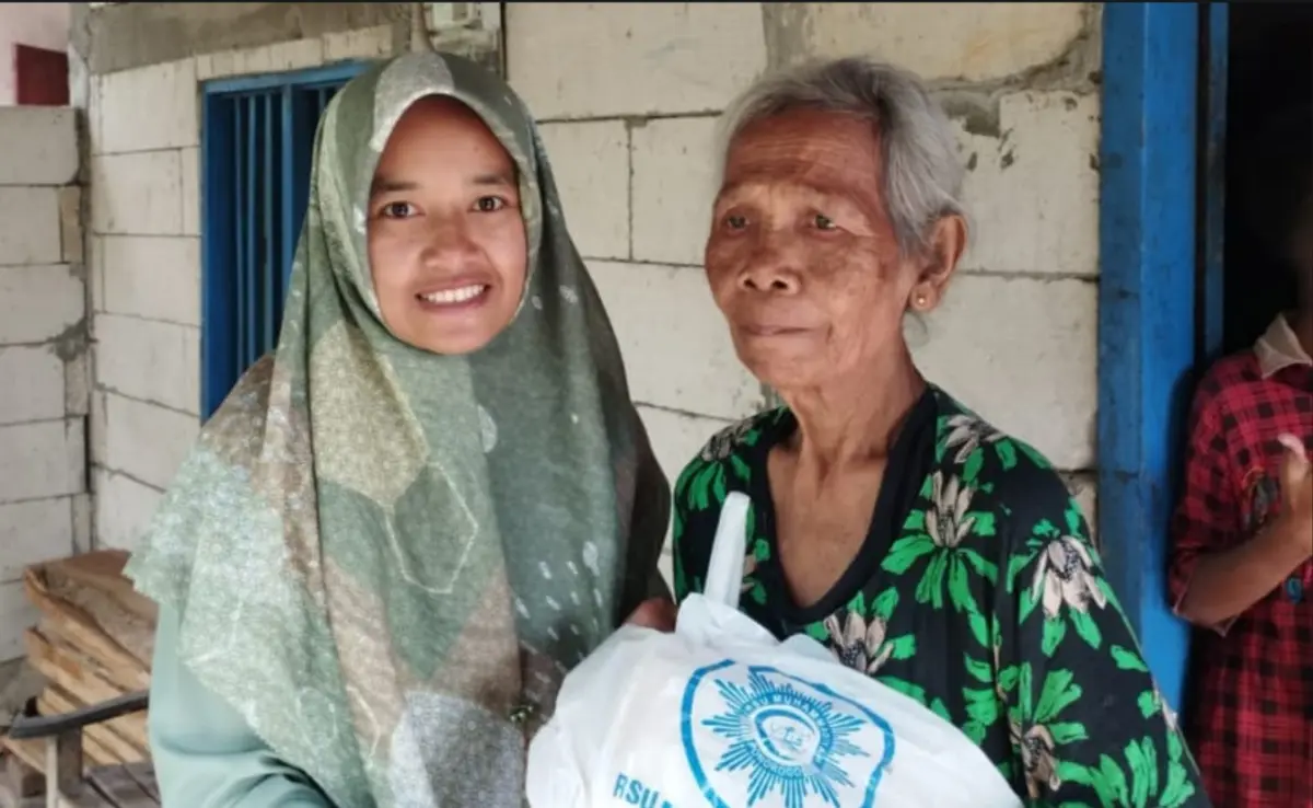 Ratusan Warga Terima Zakat Fitrah dari Masjid Ibnu Sina Ponorogo