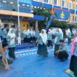 Murid Smamda Sidoarjo Praktik Trigonometri dengan Klinometer Sederhana, Ukur Tinggi Bangunan di Lingkungan Sekolah