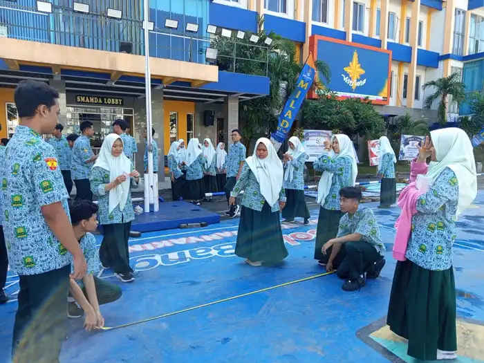Murid Smamda Sidoarjo Praktik Trigonometri dengan Klinometer Sederhana, Ukur Tinggi Bangunan di Lingkungan Sekolah