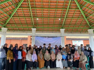 Gandeng Ibu-Ibu Desa Bendung, Mahasiswa KKN UMG Sulap Sampah Jadi Pundi Rupiah
