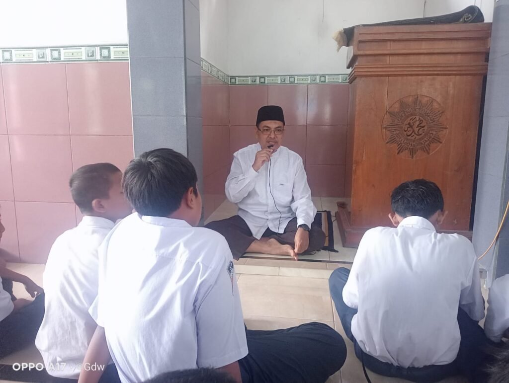 Ketua Majelis Tabligh PCM Paciran Beri Kultum Ramadan di Mushala Baiturrahim SMPM 12 Paciran