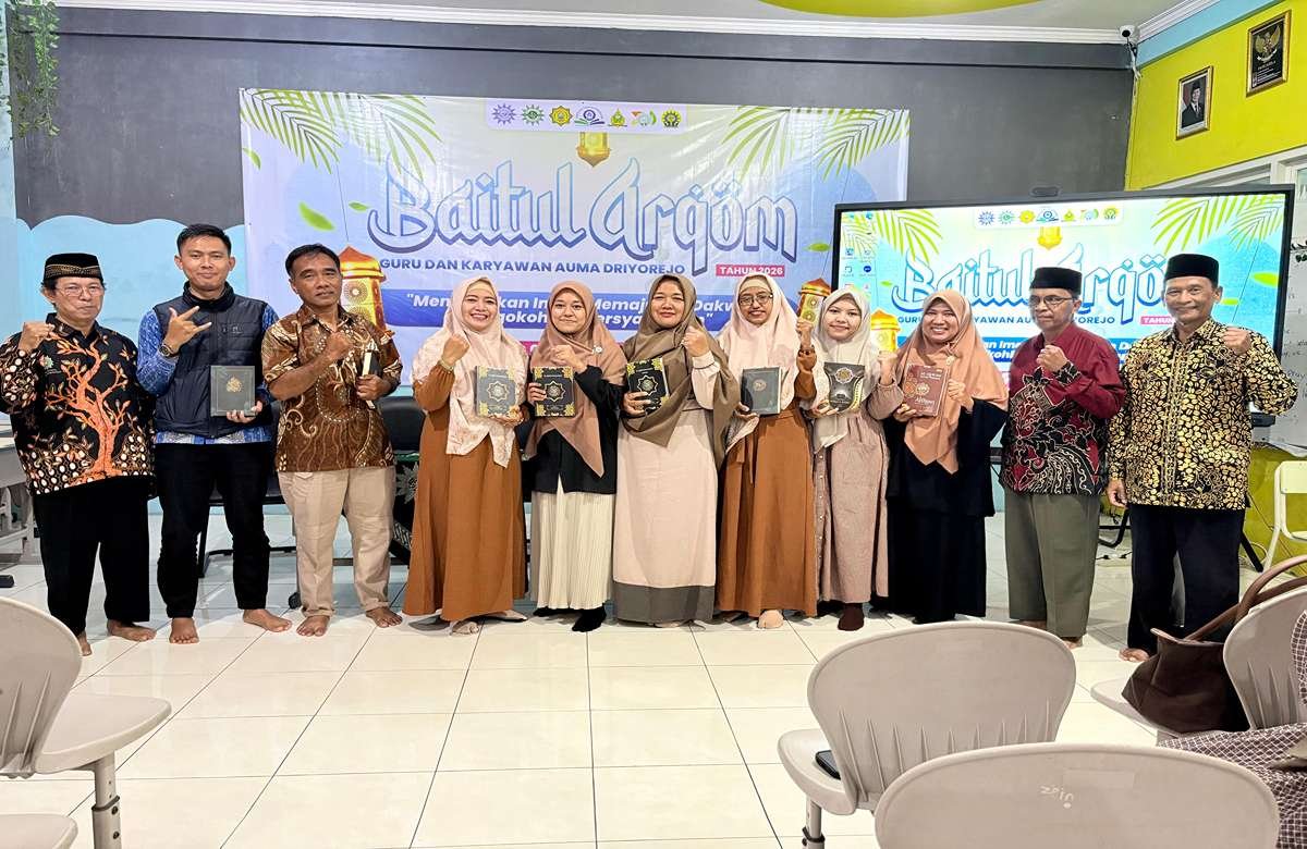 Aktif Bertanya Seputar Salat, 8 Peserta Baitul Arqom 1447 H Terima Mushaf dari PCM Driyorejo Gresik