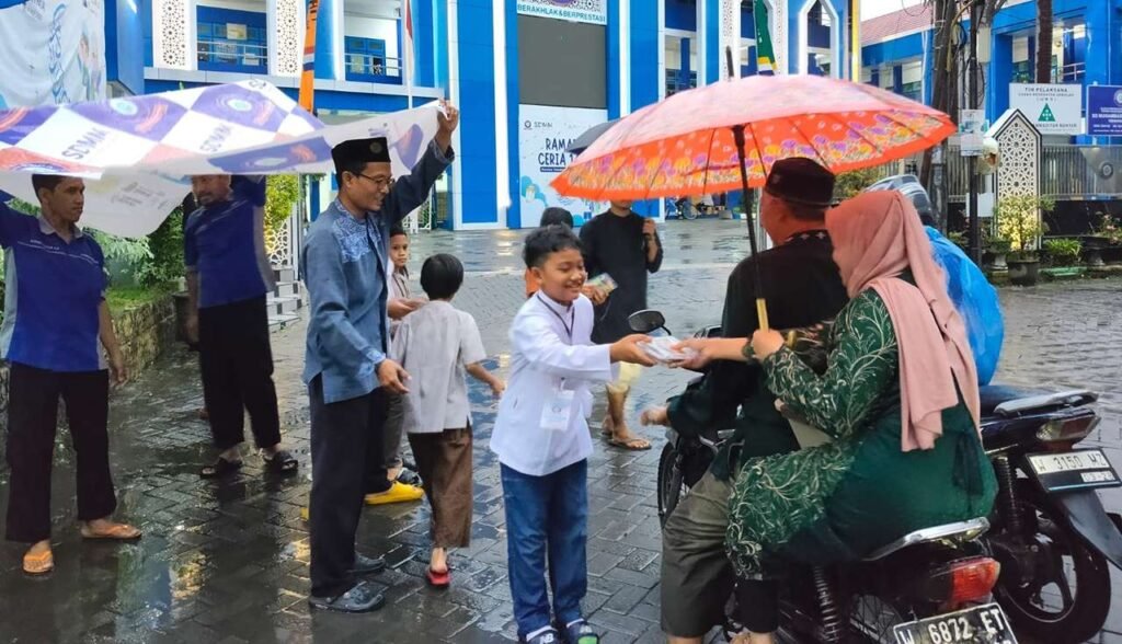 Pengalaman Siswa-Siswi SDMM Berbagi Takjil di Bawah Guyuran Hujan