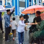 Pengalaman Siswa-Siswi SDMM Berbagi Takjil di Bawah Guyuran Hujan