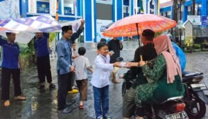 Pengalaman Siswa-Siswi SDMM Berbagi Takjil di Bawah Guyuran Hujan