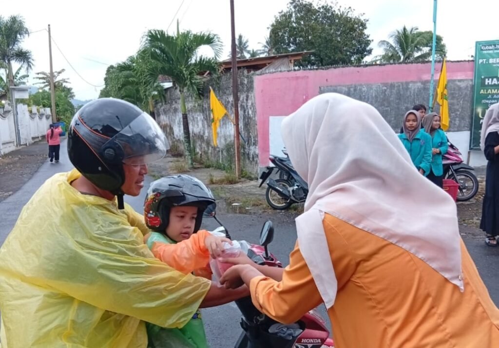 Wujud Kepedulian Sosial, PR IPM Smufour Glenmore Berbagi Takjil