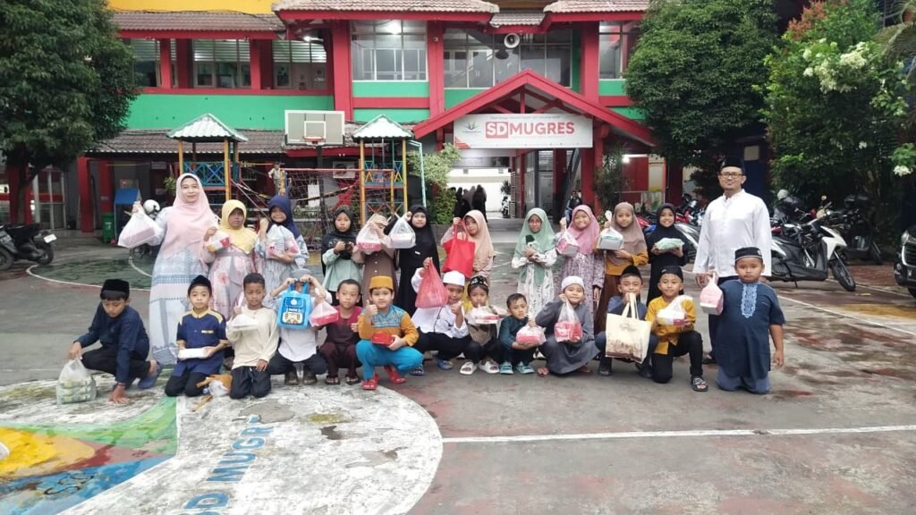 Satu Bungkus Berjuta Berkah, Aksi Nyata SD Mugres Berbagi Takjil