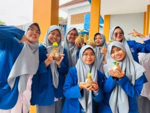 UMM Kenalkan Inovasi Pemanfaatan Trichoderma, Siswa Ubah Sampah Organik Jadi Kokedama