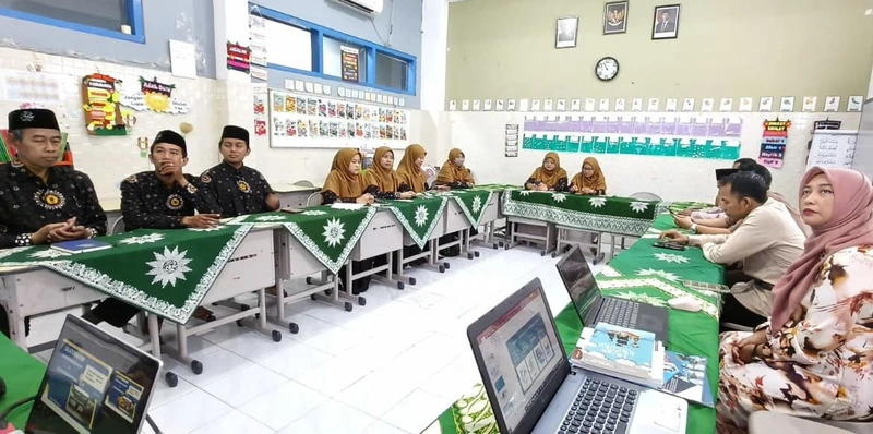 Belajar Pembuatan Media Sekolah, SD Muhammadiyah 29 Kunjungi SDM 18 Surabaya