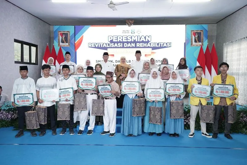 Dua Siswa Smamio Raih Beasiswa Prestasi dari Gubernur Jawa Timur