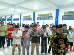 Siswa SDMM Laksanakan Salat Gerhana di Tengah Program TCDA