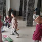 Tanamkan Cinta Masjid Sejak Dini, 159 Siswa TK Aisyiyah 38 Driyorejo Bersih-Bersih Masjid Nur Hidayah