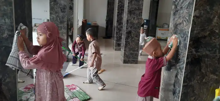 Tanamkan Cinta Masjid Sejak Dini, 159 Siswa TK Aisyiyah 38 Driyorejo Bersih-Bersih Masjid Nur Hidayah