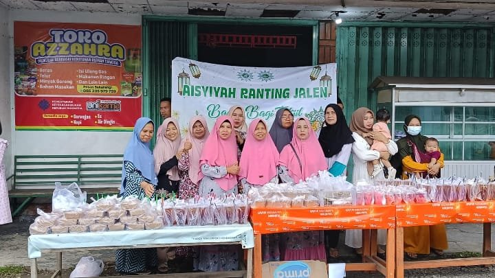 PRA Jalen Bagikan 750 Takjil di Simpang Jalan Menuju Pusdamu Al-Falah
