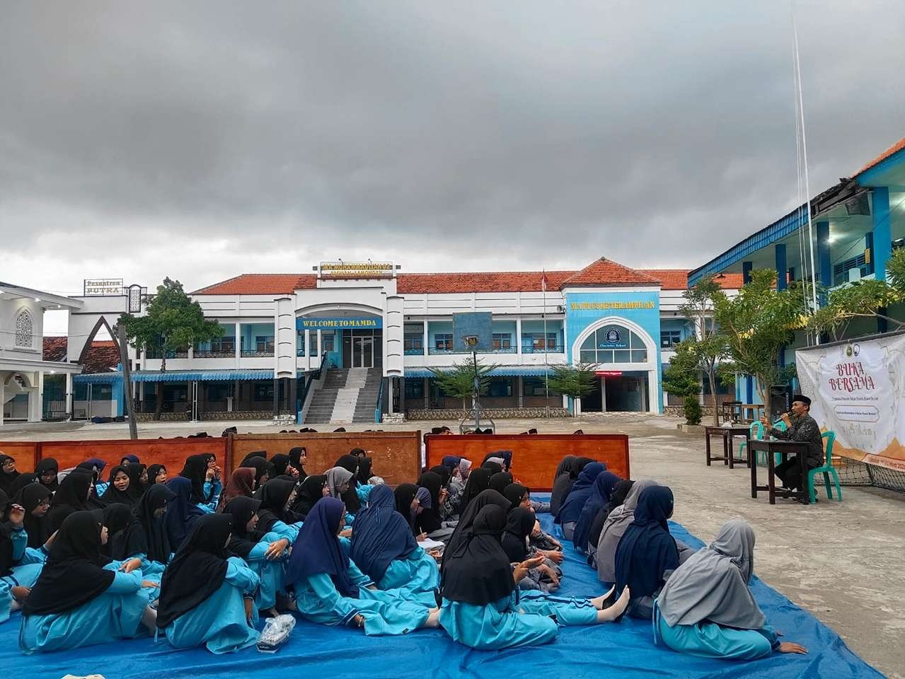 Santri Pondok Pesantren Modern Paciran Gelar Kajian Ramadan dan Buka Bersama