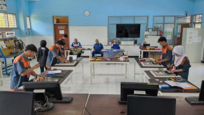 UKK Teknik Otomasi Industri SMK Muhammadiyah 1 Kepanjen, Siswa Uji Keterampilan PLC hingga Sistem Pneumatik