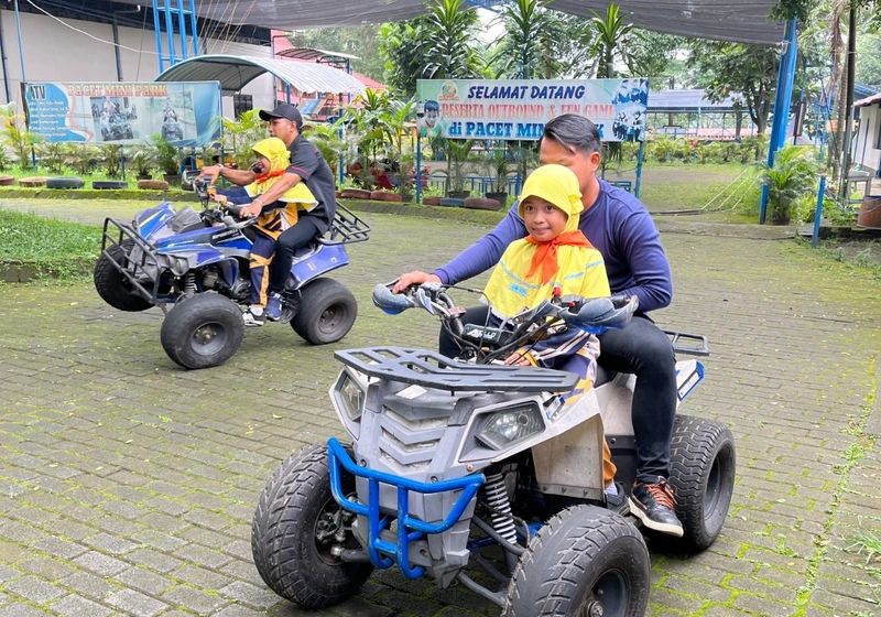 Belajar di Alam Terbuka, Siswa SDMM Taklukkan Flying Fox hingga Membuat Telur Asin