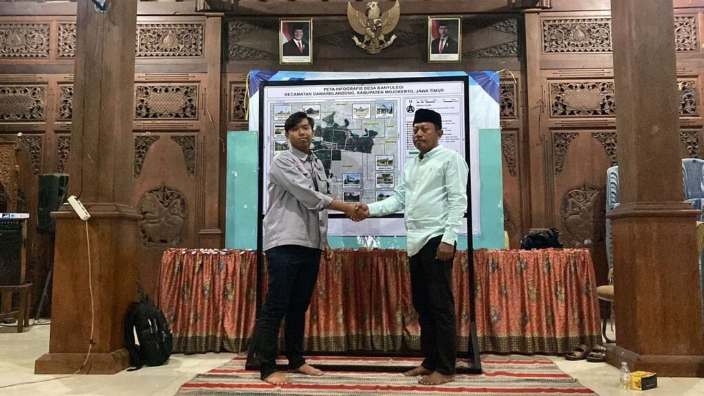 Penyerahan Peta Desa Banyulegi oleh Mahasiswa KKN UMG kepada Pemerintah Desa