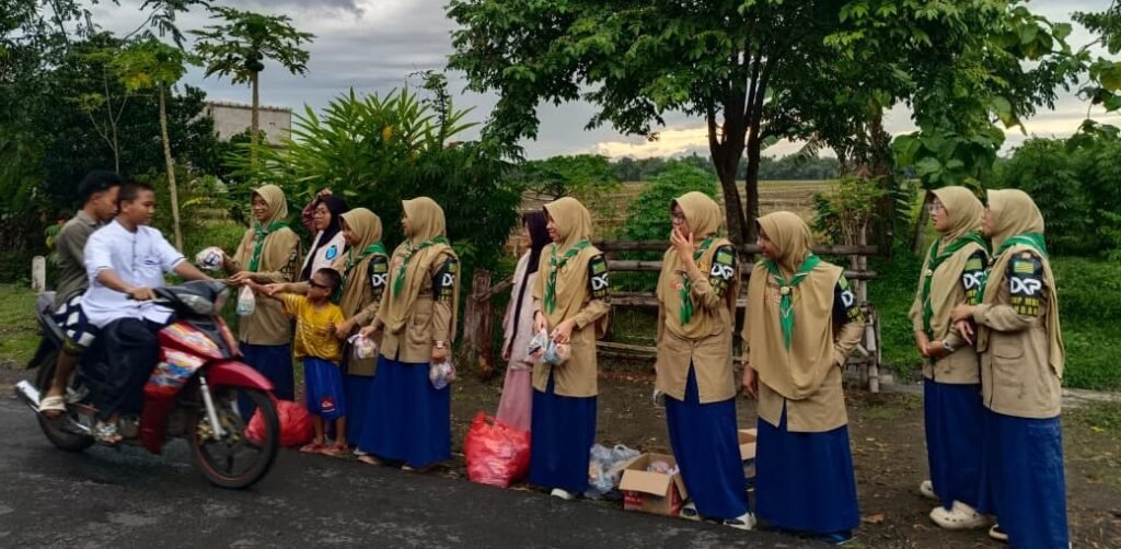 Dewan Pasukan Qobilah SMP MBS Jombang Berbagi Takjil, Tebar Kepedulian di Bulan Ramadan