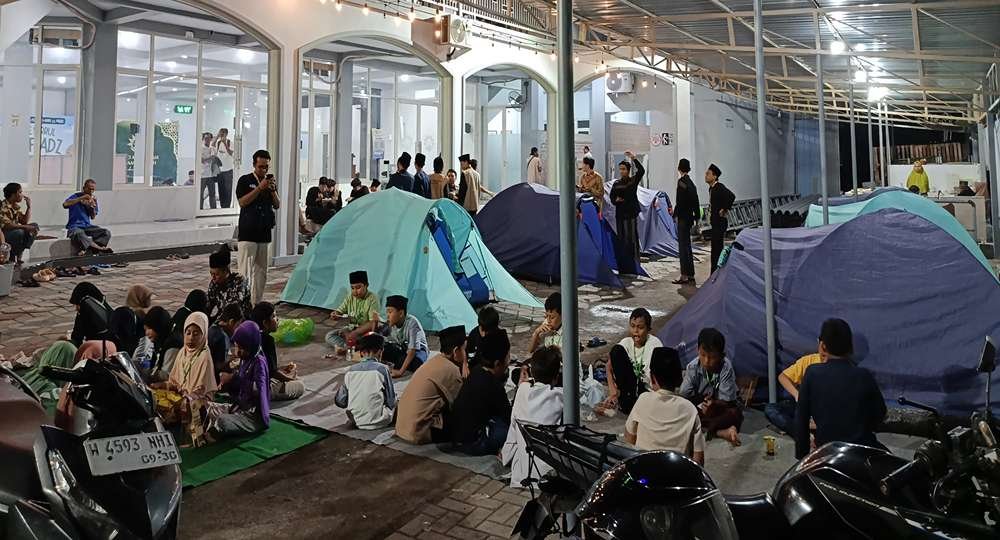 Tenda-Tenda di Pelataran Masjid: Ketika Anak Muda Menghidupkan Masjid dengan Cara yang Berbeda