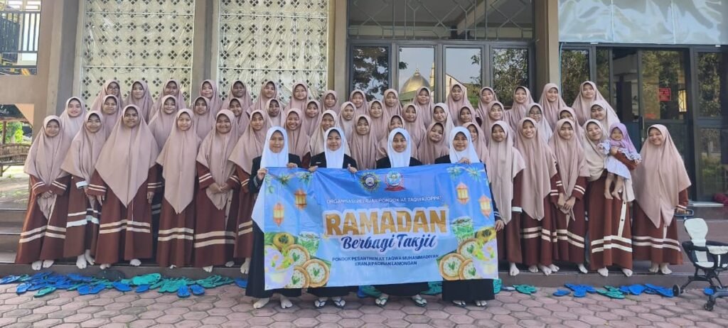 Tumbukan Semangat Filantropi, Santriwati Ponpes At taqwa Bagikan Takjil