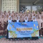 Tumbukan Semangat Filantropi, Santriwati Ponpes At taqwa Bagikan Takjil