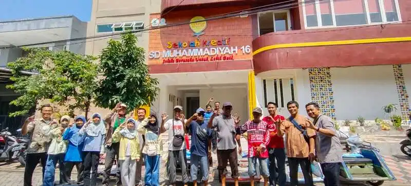 Bersama Warga, Sekolah Kreatif Baratajaya Tebar Berkah ZIS