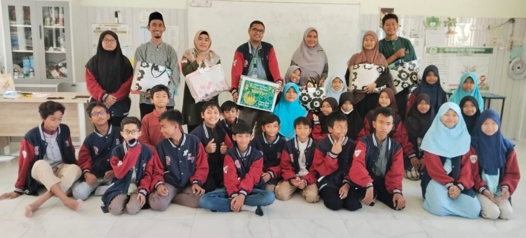 Persembahan Parcel Lebaran Wali Murid untuk Guru SD Almadany