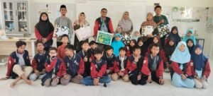 Persembahan Parcel Lebaran Wali Murid untuk Guru SD Almadany
