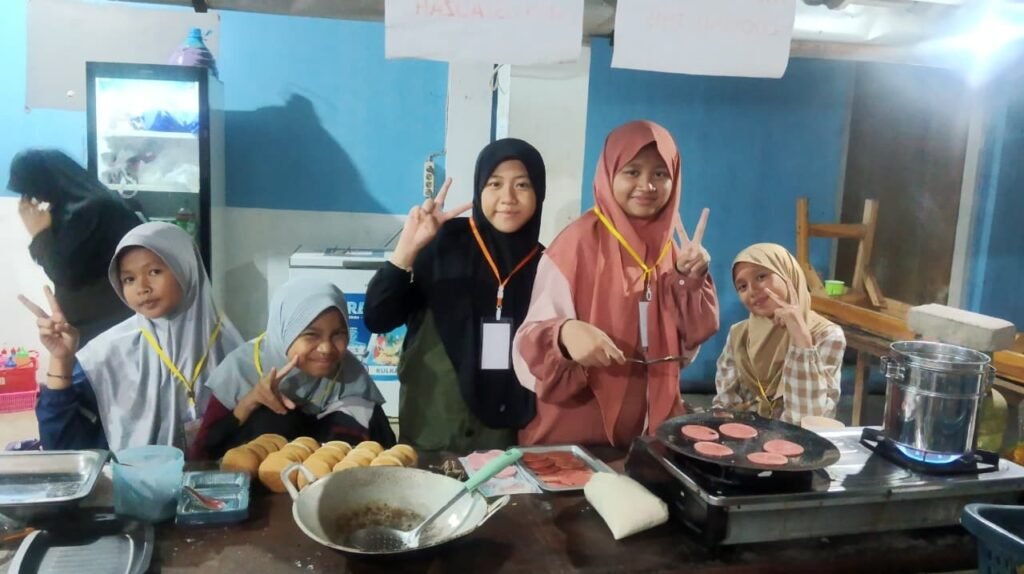 Tak Hanya Perkuat Agama, Siswi Sekolah Kreatif Menganti Juga Belajar Entrepreneur di Pondok SPEAM Pasuruan