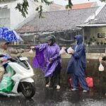 Berbagi Takjil Penuh Berkah di Tengah Derasnya Hujan