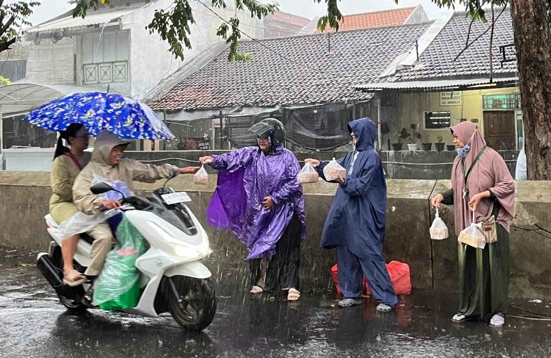 Berbagi Takjil Penuh Berkah di Tengah Derasnya Hujan