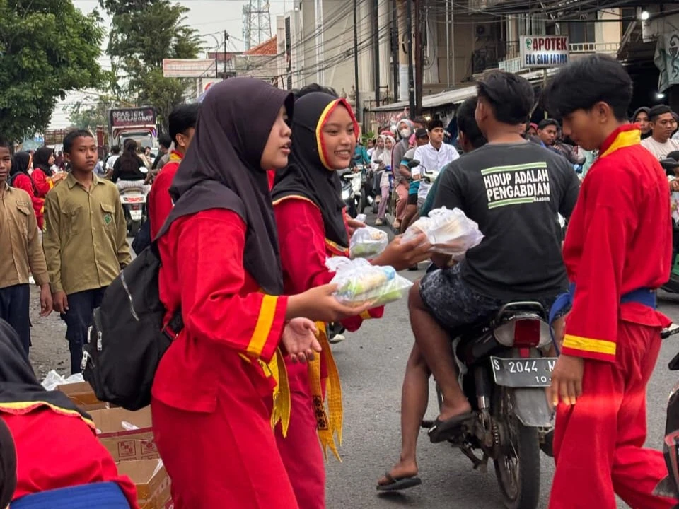 Tapak Suci Balongpanggang Bagikan 550 Porsi Takjil Gratis dari Dana Umat