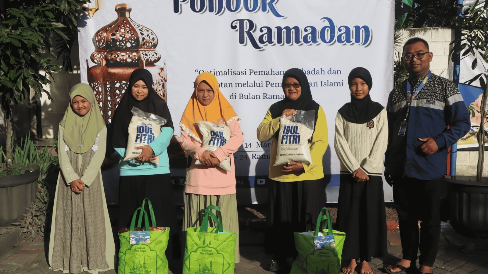 SD Mumtas Salurkan 1,090 Ton Beras Zakat dan 100 Paket Parcel Lebaran kepada Penerima Manfaat