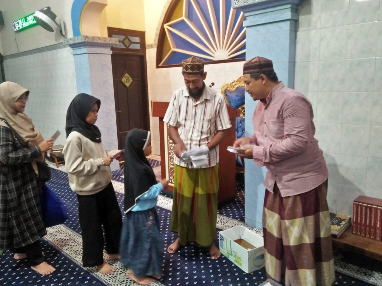 Ramadan Berbagi Masjid At-Taqwa Giri Gresik di Penghujung Bulan yang Selalu Dinanti