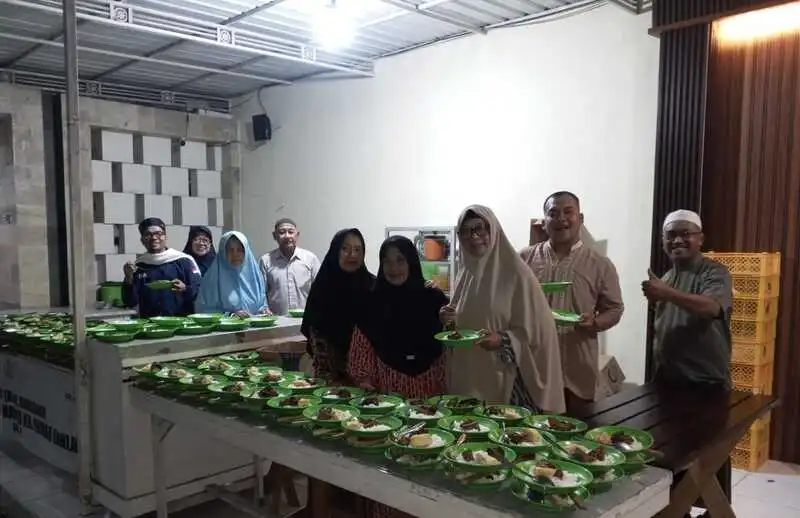 ‎Dapur Masjid Ahmad Dahlan Banyuwangi Siapkan Ratusan Porsi Berbuka dan Sahur untuk Jamaah Iktikaf