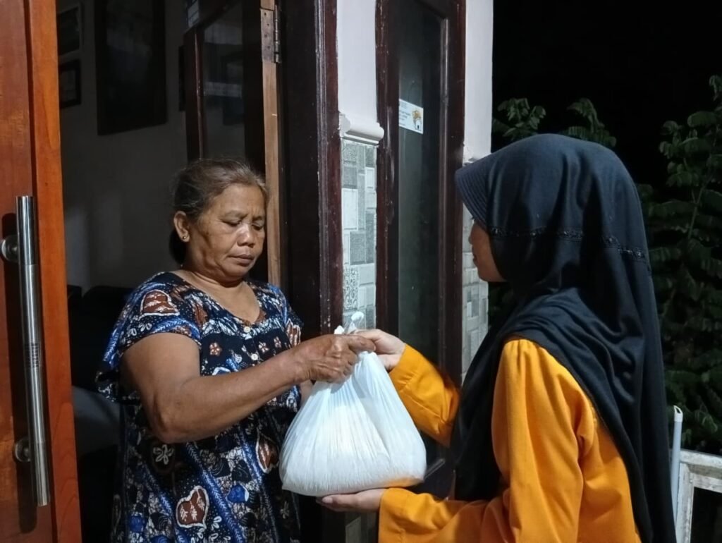Hidupkan Semangat Berbagi, PR IPM Smufour Glenmore Gelar Penyaluran Zakat Fitrah
