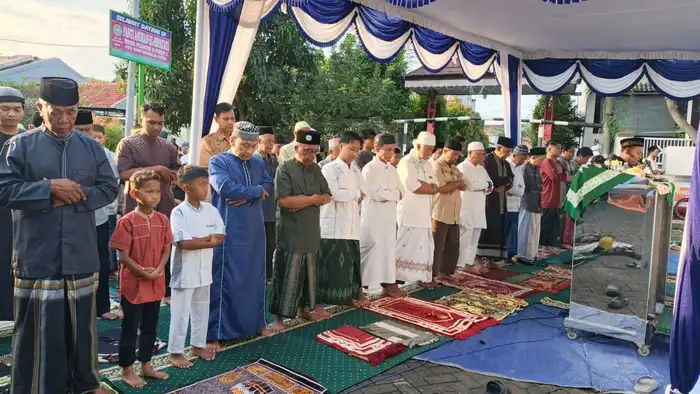 Jamaah Meluap hingga Jalan Raya, Salat Id di Masjid Nur Hidayah Driyorejo Berlangsung Khidmat
