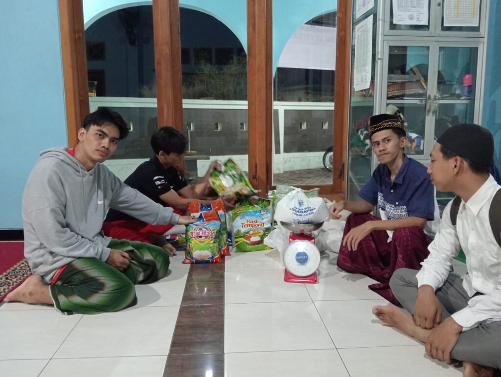 Remaja Masjid At-Taqwa Pandan Jadi Panitia Zakat Fitrah