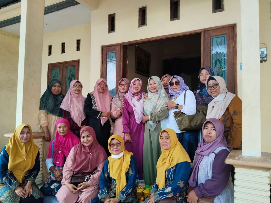 Sajikan Minuman Bunga Telang Hasil Budidaya Mandiri, Puluhan Guru TK se-Kecamatan Driyorejo Gresik Silaturahmi Ke Pengawas Wilayah Saat Lebaran