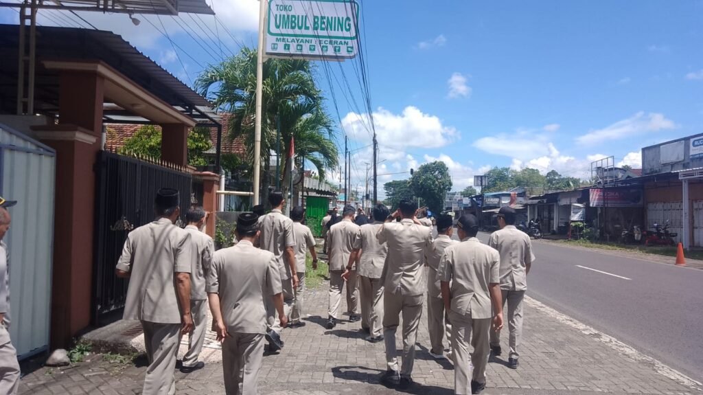 GTK SMA Muha Genteng Lakukan Kunjungan Perdana ke Warga Sekitar pada Hari Pertama Sekolah