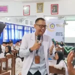 dr Erlangga Satriyo Beri Edukasi Kesehatan kepada Pelajar MTs Muhammadiyah 9 Wotan