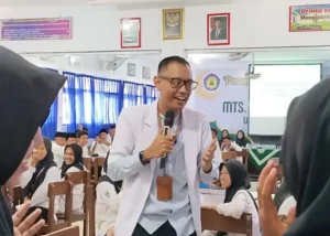dr Erlangga Satriyo Beri Edukasi Kesehatan kepada Pelajar MTs Muhammadiyah 9 Wotan