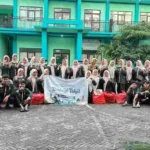 Aksi “Ketuk Pintu” IPM SMK Muhammadiyah 2 Gresik untuk Berbagi Takjil dengan Warga